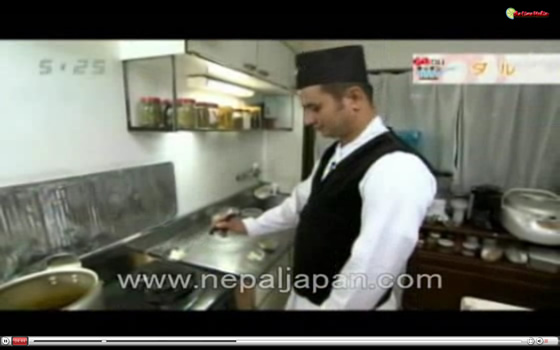 ネパール料理を作るアディカリ社長