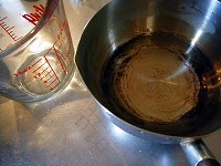 チャイの作り方～鍋に水をいれる
